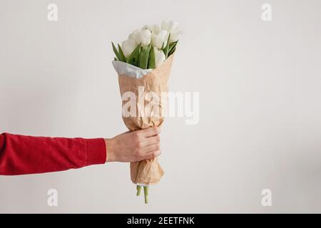 Uomo che tiene un mazzo di fiori freschi di primavera. Foto Stock