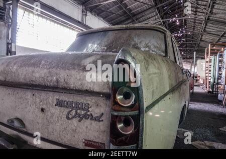 old morris oxford in un laboratorio Foto Stock