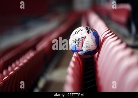 Una palla da partita Mitre Delta Max incuneata tra i posti negli stand durante la partita del campionato Sky Bet ad Ashton Gate, Bristol. Data immagine: Martedì 16 febbraio 2021. Foto Stock