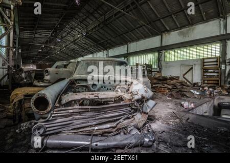 rotta vecchia auto classica in grande sala Foto Stock