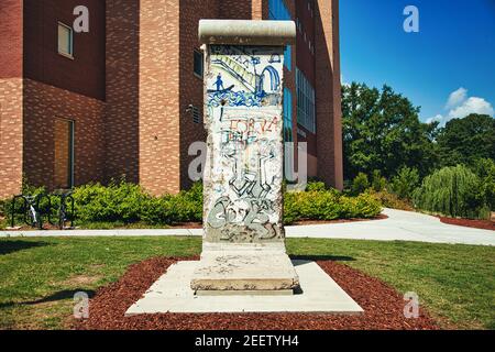 Segmento del muro di Berlino alla Kennesaw state University di giorno in Georgia USA. Foto Stock