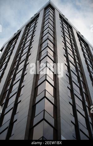 Moderno edificio grigio torreggiante per uffici, Birmingham, Regno Unito Foto Stock