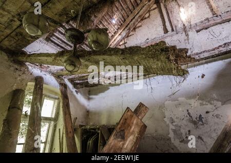 vecchia lampada in una casa abbandonata distrutta Foto Stock