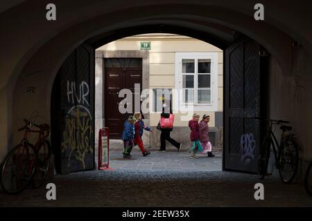 Lubiana, Slovenia. 16 Feb 2021. La gente cammina su una strada a Lubiana, Slovenia, il 16 febbraio 2021. La Slovenia ha segnalato martedì 740 nuovi casi COVID-19 nelle ultime 24 ore, portando il bilancio nazionale a 180,507. Credit: Zeljko Stevanic/Xinhua/Alamy Live News Foto Stock