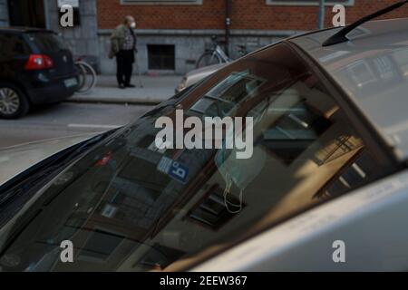 Lubiana, Slovenia. 16 Feb 2021. Le maschere facciali sono viste in un veicolo a Lubiana, Slovenia, il 16 febbraio 2021. La Slovenia ha segnalato martedì 740 nuovi casi COVID-19 nelle ultime 24 ore, portando il bilancio nazionale a 180,507. Credit: Zeljko Stevanic/Xinhua/Alamy Live News Foto Stock