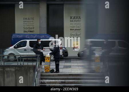 Lubiana, Slovenia. 16 Feb 2021. Le persone che indossano maschere facciali si vedono in una strada a Lubiana, Slovenia, il 16 febbraio 2021. La Slovenia ha segnalato martedì 740 nuovi casi COVID-19 nelle ultime 24 ore, portando il bilancio nazionale a 180,507. Credit: Zeljko Stevanic/Xinhua/Alamy Live News Foto Stock