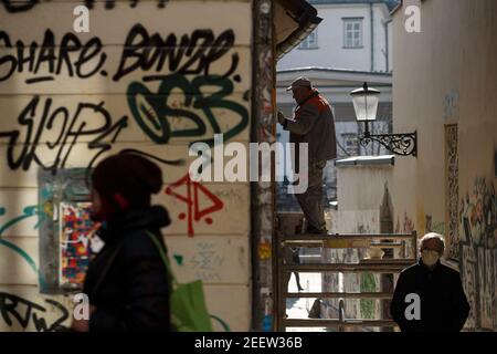 Lubiana, Slovenia. 16 Feb 2021. Un uomo che indossa una maschera cammina nella città vecchia di Lubiana, Slovenia, il 16 febbraio 2021. La Slovenia ha segnalato martedì 740 nuovi casi COVID-19 nelle ultime 24 ore, portando il bilancio nazionale a 180,507. Credit: Zeljko Stevanic/Xinhua/Alamy Live News Foto Stock