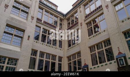 Wroclaw Polonia Settembre 23 2018 Pokoyhof Passage ristorante piazza con mattoni bianchi sulle pareti Foto Stock