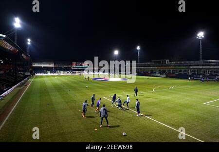 Vista generale dei giocatori di Luton Town che si riscaldano all'interno di uno stand vuoto prima del calcio d'inizio durante la partita del campionato Sky Bet a Kenilworth Road, Luton. Data immagine: Martedì 16 febbraio 2021. Foto Stock