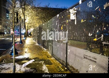Recinzione di sicurezza circonda l'edificio bianco della casa dopo le rivolte di Capitol Hill di notte Foto Stock
