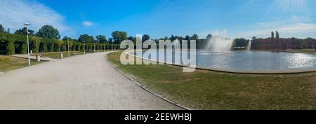 Panorama della fontana di Pergola con alberi, erba e colonne intorno al giorno di sole nella città di Breslavia Foto Stock