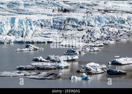 Primo piano della lingua glaciale di Skaftadell, piccoli iceberg nel lago, Islanda Foto Stock