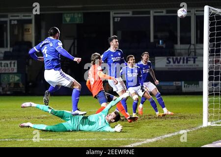 Il Sean Morrison della città di Cardiff (a sinistra) spara in larga parte del gol durante la partita del campionato Sky Bet a Kenilworth Road, Luton. Data immagine: Martedì 16 febbraio 2021. Foto Stock