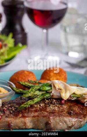 asparagi verdi su una bistecca Foto Stock