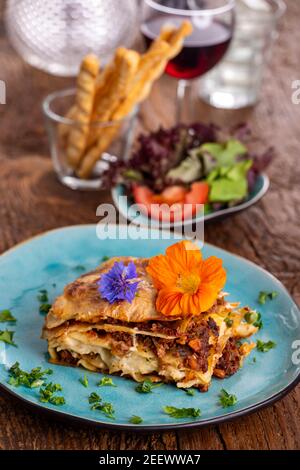Lasagna di fresco su una piastra di colore blu Foto Stock