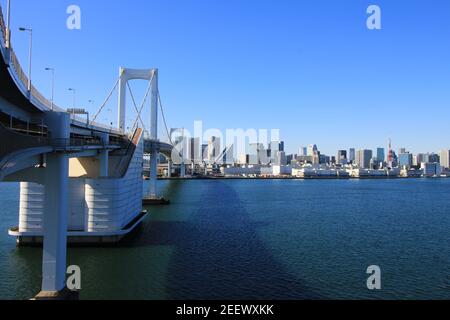 Scenario del Tokyo Bay Rainbow Bridge e del centro di Tokyo Foto Stock
