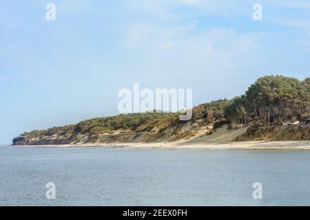 Spiaggia di sabbia sulle rive del Mar Baltico. Concetto di viaggio e vacanza. Foto Stock