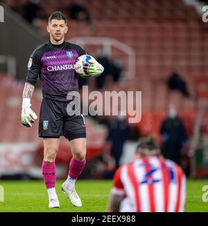 Stoke, Staffordshire, Regno Unito. 16 febbraio 2021; Bet365 Stadium, Stoke, Staffordshire, Inghilterra; Campionato di calcio inglese della Lega di calcio, Stoke City contro Sheffield Mercoledì; Goalkeeper Keiren Westwood di Sheffield Mercoledì tiene la palla durante una pausa in gioco Credit: Action Plus Sports Images/Alamy Live News Foto Stock