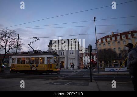 LISBONA, PORTOGALLO - 3 FEBBRAIO: Una visione generale di un tram vuoto durante il blocco restrittivo a Lisbona, il 3 febbraio 2021. La chiusura delle scuole Foto Stock