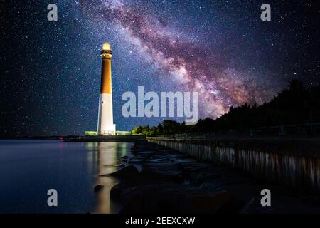 Faro di Barnegat sotto una notte stellata Foto Stock