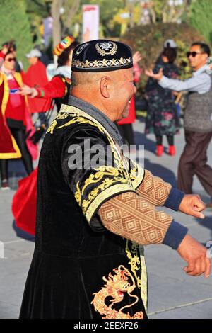 Ballerini in stile Uyghur presso la piazza principale della città. Zhangye-Gansu-Cina-1236 Foto Stock