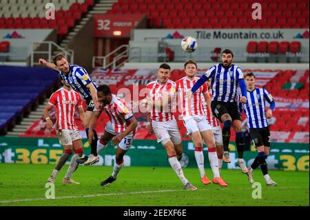 Stoke on Trent, Regno Unito. 16 Feb 2021. Tom Lees n° 15 di Sheffield Wednesday dirige la palla in direzione dell'ultimo minuto del gioco, ma il suo sforzo è salvato in Stoke-on-Trent, Regno Unito il 16/02/2021. (Foto di Conor Molloy/News Images/Sipa USA) Credit: Sipa USA/Alamy Live News Foto Stock