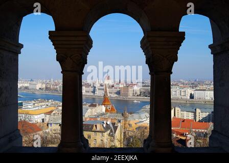 Vista sulla città dal Bastione del Pescatore, Castle Hill, il quartiere del Castello di Buda, distretto, Budapest, Repubblica di Ungheria Foto Stock