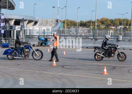 Kazan, Russia-26 settembre 2020: Moto gymkhana, controllare due motociclisti, l'arbitro punta all'esecutore annuncia la sua decisione. Foto Stock
