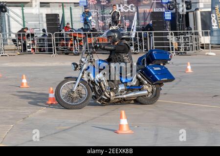 Kazan, Russia-26 settembre 2020: Moto gymkhana, sulla rotta di un motociclista su una grande bici pesante. Foto Stock