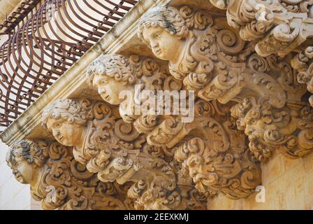 Balcone scolpito, Palazzo Villadorata, Via Nicolaci, noto, Provincia di Siracusa, Sicilia, Italia Foto Stock