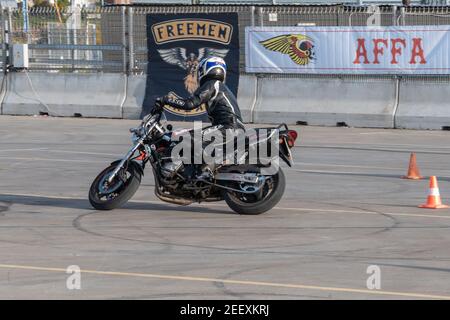 Kazan, Russia-26 settembre 2020: Gymkhana moto, un percorso intrapreso da un pilota su una moto Suzuki Foto Stock