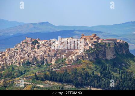 Hilltop Village, Enna, in provincia di Enna, Sicilia, Italia Foto Stock