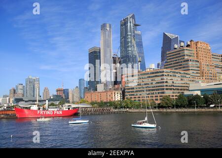 Frying Pan Bar and Restaurant, Pier 66, Hudson Yards Skyline, edificio Starrett-Lehigh, fiume Hudson, Hudson River Park, Chelsea, Manhattan, New York Foto Stock