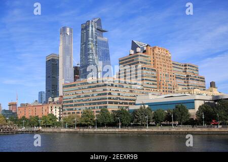 Hudson Yards Skyline, edificio Starrett-Lehigh, fiume Hudson, Hudson River Park, Chelsea, Manhattan, New York City, Stati Uniti Foto Stock