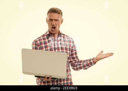 Avviso virus. Disperato uomo tenere il notebook isolato su bianco. Computer infettato da virus. Sistema di rilevamento virus. Software antivirus. Cybersicurezza. Malware. Virus informatico. Truffa sui social media. Foto Stock