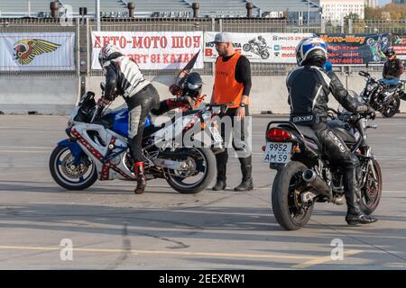 Kazan, Russia-26 settembre 2020: Moto gymkhana, coppia corse, biker caduta da Honda moto in pista Foto Stock