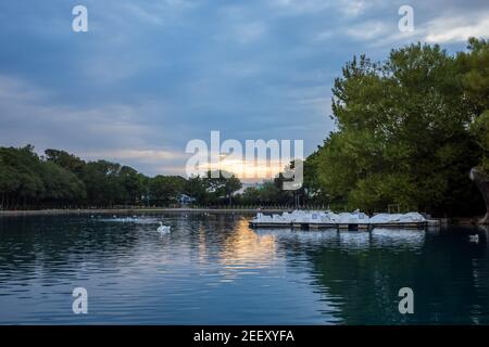 30 luglio 2020: South Shields Marine Park canottaggio lago al crepuscolo Foto Stock