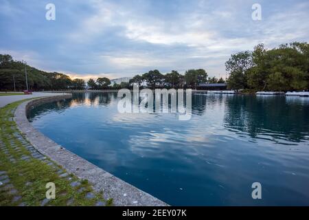 30 luglio 2020: South Shields Marine Park canottaggio lago al crepuscolo Foto Stock