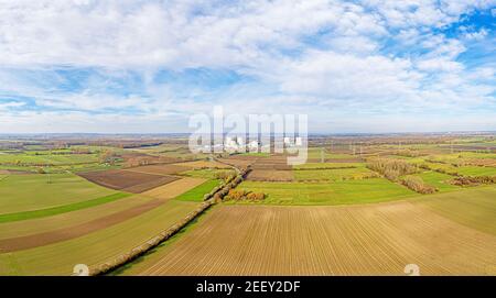 Immagine aerea del drone della centrale nucleare Biblis in Germania durante il giorno Foto Stock