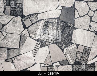 Picasso astrazioni stile, sfondo grunge con le piastrelle selvagge caotiche mosaico in ceramica spezzata Foto Stock