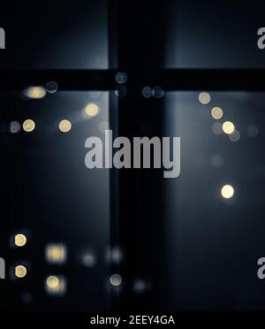 silhouette a croce cattolica in luci bokeh sfocate Foto Stock