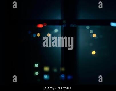 silhouette a croce con luci bokeh sfocate Foto Stock