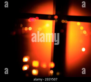 silhouette a croce cattolica in bokeh fuoco sfocato Foto Stock