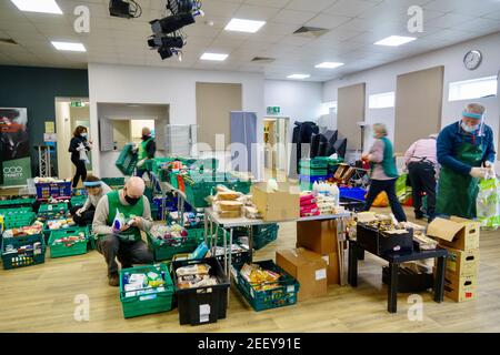 Volontari di una foodbank Trussell Trust per raccogliere, ordinare e organizzare il cibo donato da dare alla comunità locale di Colindale UK Foto Stock