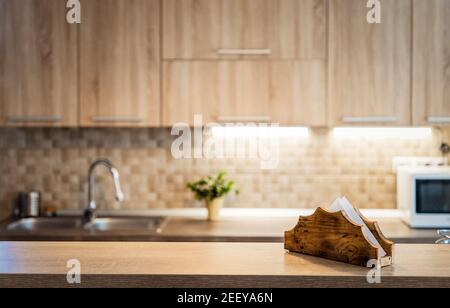 interno della cucina offuscato e sfondo della casa dello spazio della scrivania in legno Foto Stock