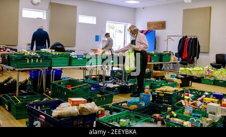 Volontari di una foodbank Trussell Trust per raccogliere, ordinare e organizzare il cibo donato da dare alla comunità locale di Colindale UK Foto Stock