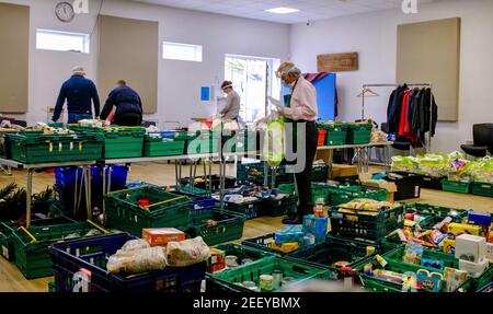 Volontari di una foodbank Trussell Trust per raccogliere, ordinare e organizzare il cibo donato da dare alla comunità locale di Colindale UK Foto Stock