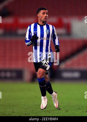 Elias Kachunga di Sheffield Wednesday durante la partita del campionato Sky Bet allo stadio Bet365, Stoke-on-Trent. Data immagine: Martedì 16 febbraio 2021. Foto Stock