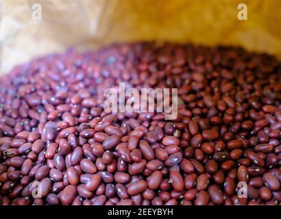 Un sacco di fagioli Adzuki essiccati (Vigna angularis) per un negozio senza plastica, senza rifiuti, sfusi. Foto Stock