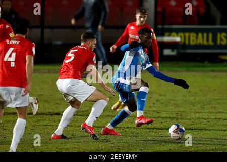 SALFORD, INGHILTERRA. 16 FEBBRAIO Barrows Mikael Ndjoli tiene fuori Salfords Ash Eastham durante la partita di Sky Bet League 2 tra Salford City e Barrow a Moor Lane, Salford martedì 16 febbraio 2021. (Credit: Chris Donnelly | MI News) Credit: MI News & Sport /Alamy Live News Foto Stock